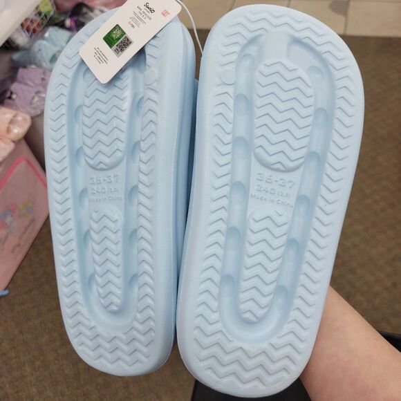 Brand New Sanrio Cinnamoroll Big Charm Slippers Size: US 7.5 - Picture 8 of 10